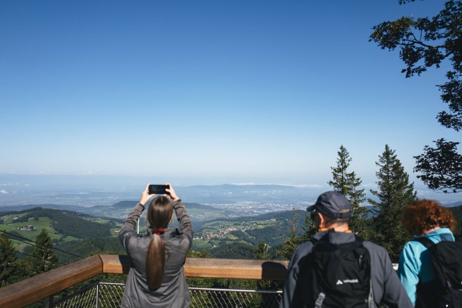 Personen genießen Ausblick von Panoramaterrasse